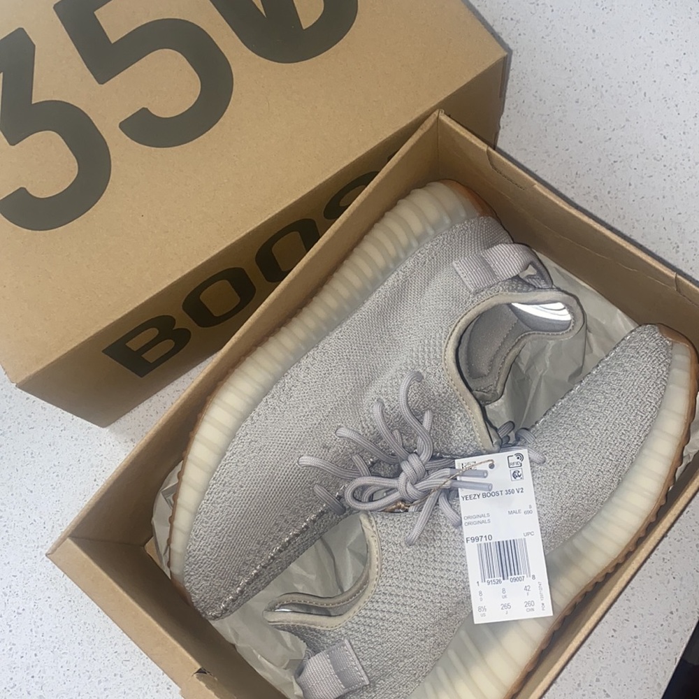 NEW NEVER BEEN WORN Yeezy Boost 350 v2 "Sesame"